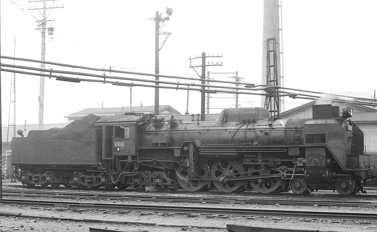 C50110123's tweet photo. 奥羽本線・秋田機関区にて（1971. 03. 29）：C6118号機は煙突横の2枚の衝立によってゴールデン・プロポーションが台無しですね。 https://t.co/PTkC5xxOGG