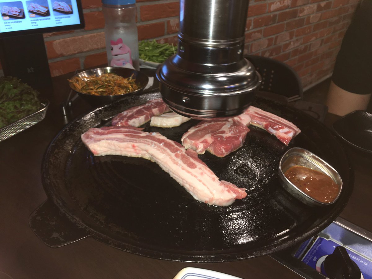 choositae's tweet photo. 미나리 삼겹살 먹방으로 한국인 인증 ദ്ദി ˉ͈̀꒳ˉ͈́ )✧ https://t.co/SqlmoCJij9