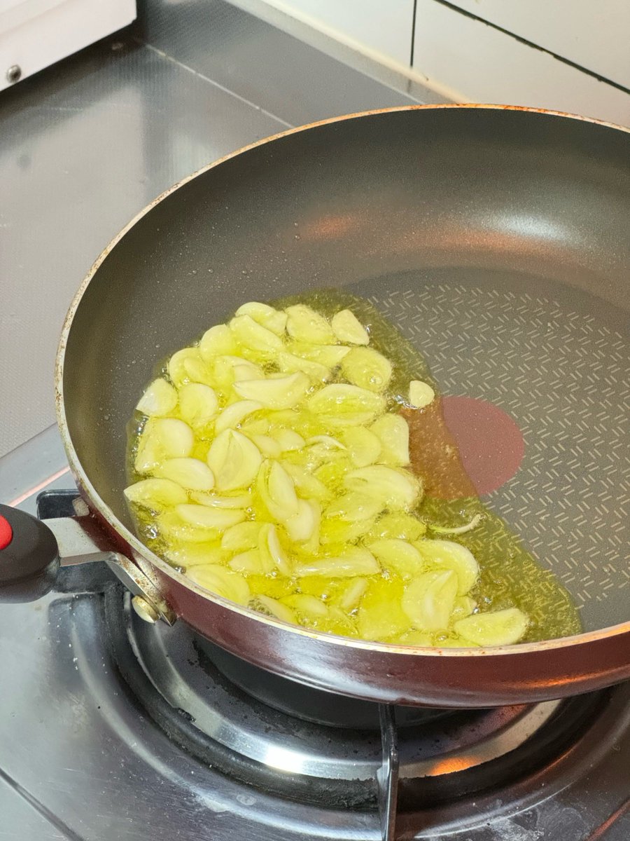 shaider017's tweet photo. Homemade garlic butter mushroom pasta  Chewy noodles, savory sauce, ready in 15 mins for my lazy weekend treat! https://t.co/tfXIN6QK7C