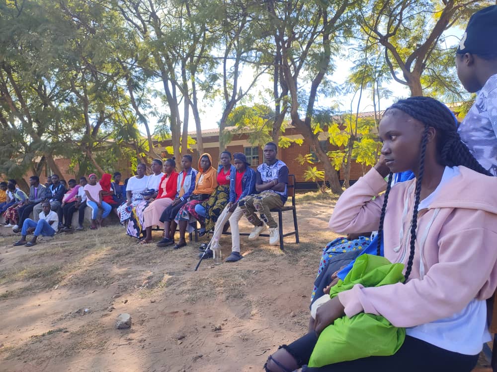 fact_malawi's tweet photo. From training to action!

Following our Strategic Litigation to Enforce SRHR Rights training, members of Active Youth Association (AYA) led a Youth Friendly Health Services outreach at South Lunzu Health Centre, reaching 62 young people with #SRHR information. 
#FactMalawi https://t.co/yMmycZNDTr