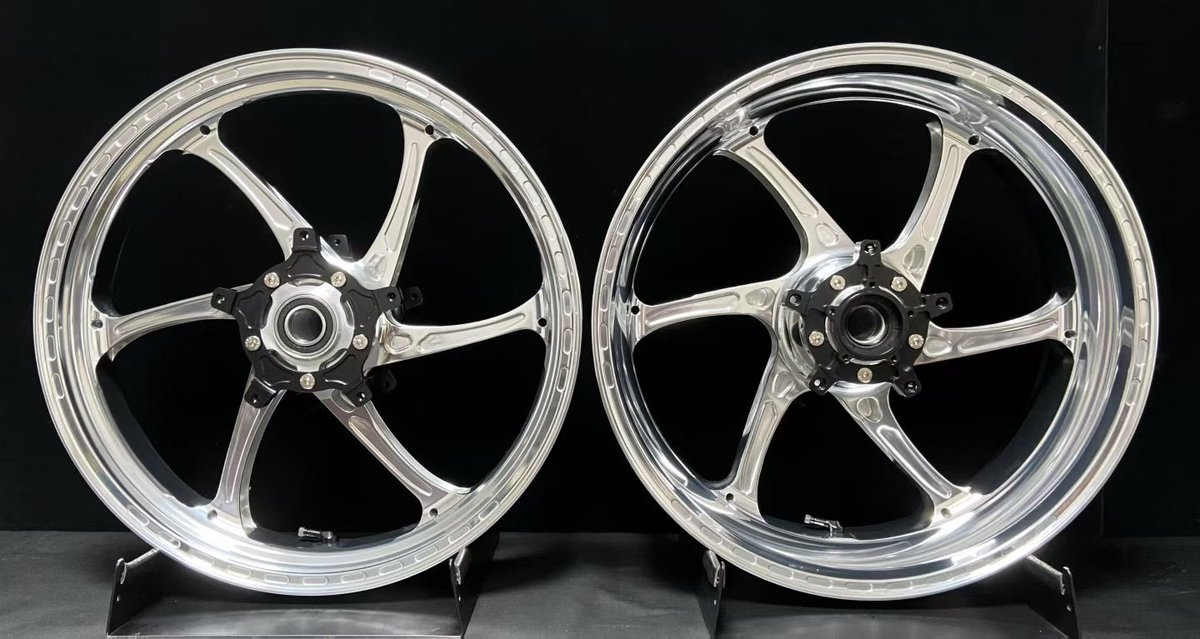 mosn_com's tweet photo. WILDOUT RACING製
YZF-R1鍛造ホイール

前後セットで、なんと30万円‼️

しかも車検対応。
JWLマークもしっかり刻印されています。

各種強度テストをクリアし、
安全性と軽量化を両立。

「鍛造ホイール＝高い」

そんな時代も、もう終わりかもしれません。

#WILDOUTRACING #YZFR1 #R1M https://t.co/apl1aXyBTL