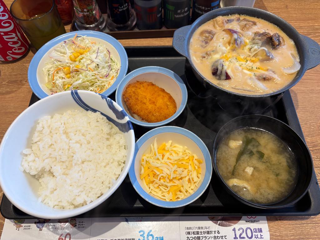 backishimatsu's tweet photo. 売り切れが怖かったので近くの松屋に行ってシュクメルリ鍋食べてきた、これで満足 #hyperbocchimeshitime #ハイパーぼっち飯タイム https://t.co/Q6nJfxRqn5