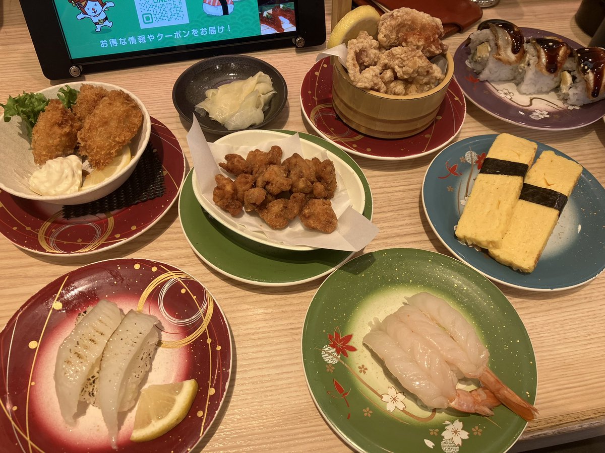 PSO2_xion10's tweet photo. 久しぶりのお寿司🍣
カウンターに座ったんだけど隣のおばちゃんがずっとトークしててその後お会計したけどお皿が1皿と湯呑みしかなくて？？？(  ˙-˙  )ってなった https://t.co/bn35v3KcOJ