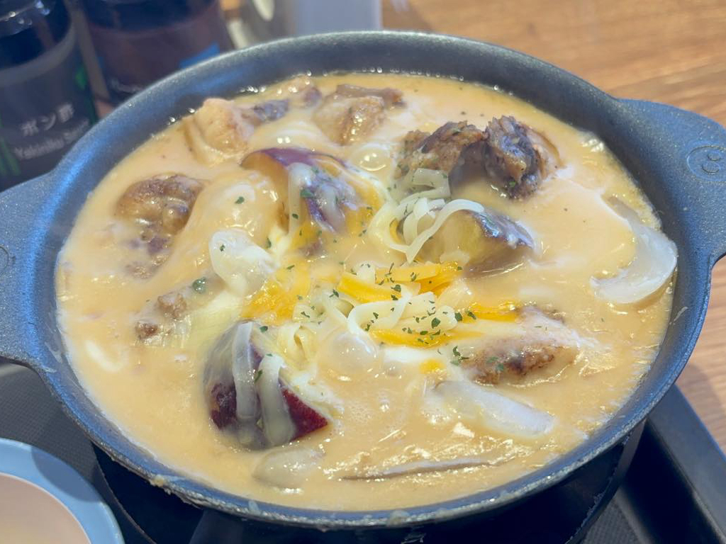 backishimatsu's tweet photo. 売り切れが怖かったので近くの松屋に行ってシュクメルリ鍋食べてきた、これで満足 #hyperbocchimeshitime #ハイパーぼっち飯タイム https://t.co/Q6nJfxRqn5
