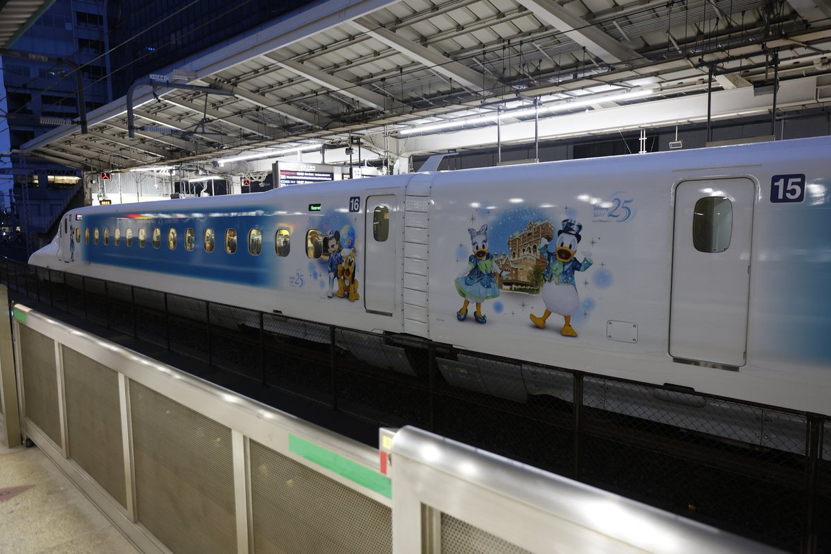 KieskeeE's tweet photo. Sparkling Dreams Shinkansen!
N700A系 G47編成
週末の夜便！
こだま836号からひかり659号へ。
夢と魔法が弾ける祝祭の新幹線。
雨に負けずしっかり輝き、東京駅が最高のオンステージに。
サンキュージュビリー！
#東京ディズニーシー
#SparklingJubilee
#SparklingDreamsShinkansen
#ディズニー新幹線 https://t.co/51BAo7Wo34