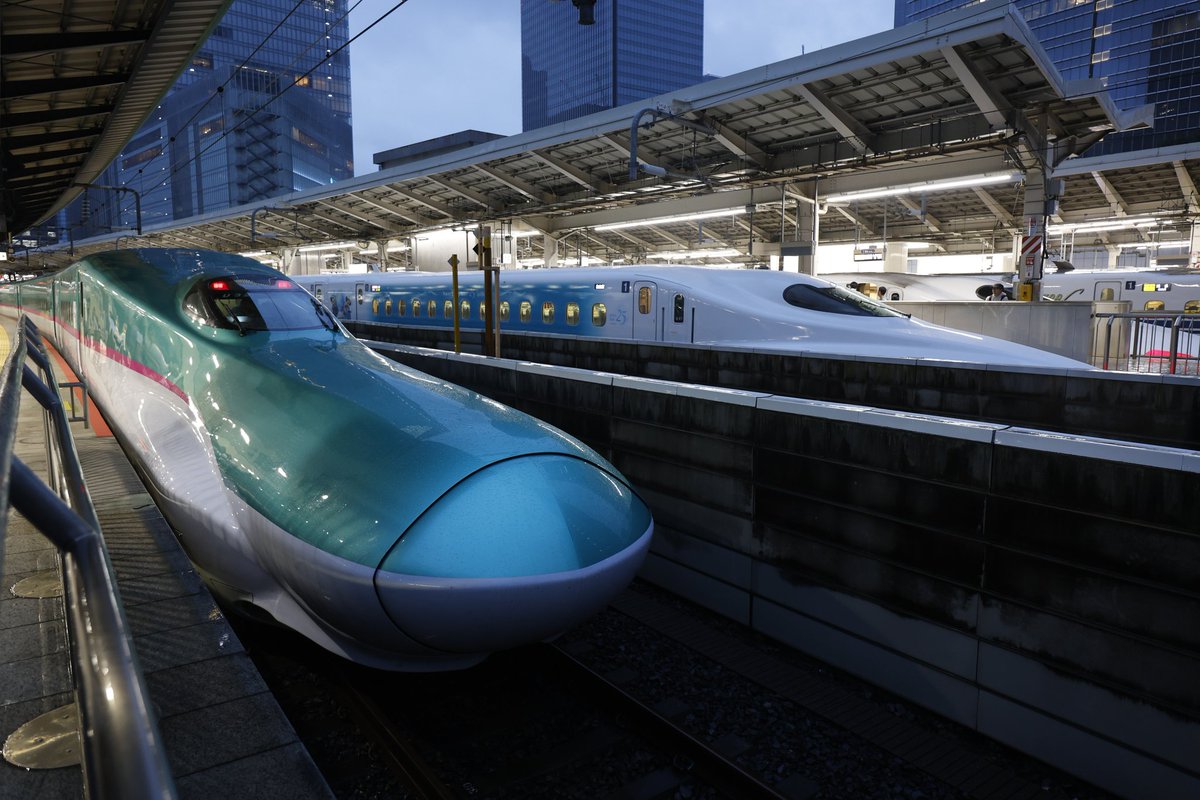 KieskeeE's tweet photo. Sparkling Dreams Shinkansen!
N700A系 G47編成
週末の夜便！
こだま836号からひかり659号へ。
夢と魔法が弾ける祝祭の新幹線。
雨に負けずしっかり輝き、東京駅が最高のオンステージに。
サンキュージュビリー！
#東京ディズニーシー
#SparklingJubilee
#SparklingDreamsShinkansen
#ディズニー新幹線 https://t.co/51BAo7Wo34