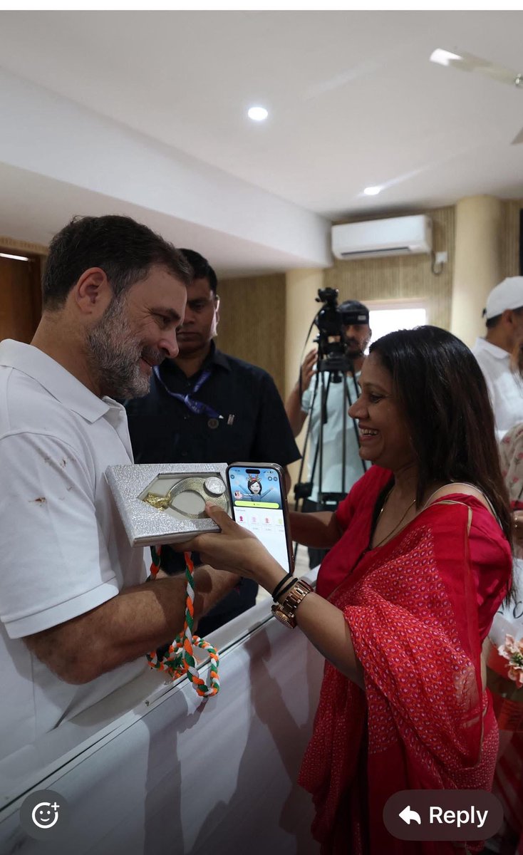 KantaSharmaINC's tweet photo. राष्ट्रीय कांग्रेस के हजारों समर्पित कार्यकर्ताओं के साथ अपने आदरणीय नेता, प्रेरणास्रोत माननीय श्री @RahulGandhi जी के जन्मदिवस के अवसर पर उनसे मिलकर जन्मदिन की हार्दिक शुभकामनाएँ एवं बधाई प्रेषित करने का सौभाग्य प्राप्त हुआ !! https://t.co/P9XGUrHHEZ
