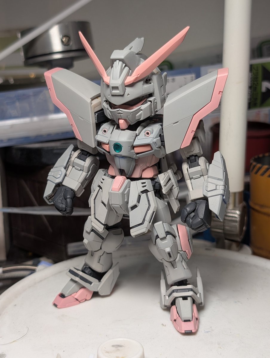 N_bee1216's tweet photo. MGSDフリーダム改造　シャイニングガンダム

肩にスジボリ入れて股関節や脛を改造してシャイニングに近付けて、サフって組んでみました（パーツ多過ぎる）
グワッ！として右手はMGシャイニングのフィンガー
柔らか素材で便利です
表面処理がまだ粗いのでぼちぼち処理して行きます https://t.co/R6KgIfe5uM