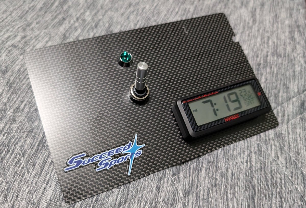 honochi53's tweet photo. エーモン製スイッチ！
と、いつ買ったか忘れるくらい昔に買って使わず放置されていたパイロットランプ笑。
スイッチ下にテプラで表示もしようかな

ちなみにツインファンリレー(強制ファン)のスイッチ😄
現状、純正フォグライトのスイッチでON/OFFしてますが、せっかくパネル作ったので移設です✊ https://t.co/EWArEp8z8G