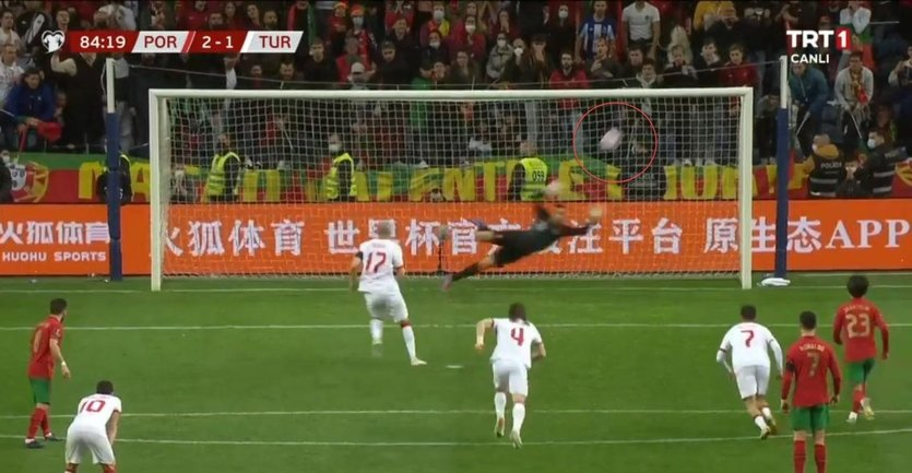 beehaber's tweet photo. Dönemin millî takım kaptanı Burak Yılmaz, 2022 Dünya Kupası elemelerinde kaçırdığı penaltının ardından millî takımı bıraktığını böyle açıklamıştı:

🔹 “Atamadım, nasıl atamadım. Ben hala şok içerisindeyim.”

🔹 “Bugün benim son maçımdı.”

🔹 “Milli takım kariyerime son noktayı koyuyorum.”

🔹 “Özür dilerim.”

🔹 “Bu penaltıyı, ömrüm boyunca her gece atacağım belki de uyumadan, rüyamda...”

🔹 “Bu maçı tamamen penaltıya bağlamak lazım.”

🔹 “Artık bir bayrak değişimi gerekiyor.”

🔹 “Böyle bir maçtan sonra bırakmak istemezdim.”

🔹 “Ama doğru olanın bu olduğunu düşünüyorum.”

🔹 “Bu formayı şerefle, namusla taşıdım.”

🔹 “Benden bu kadar.”