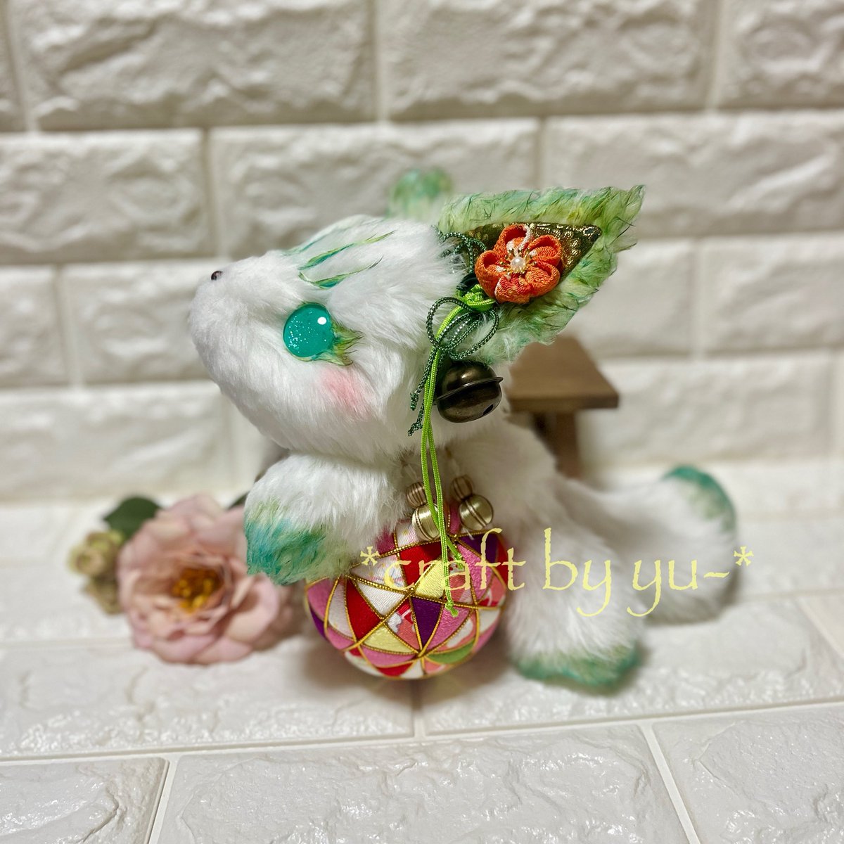 craft_by_yu's tweet photo. くたくた白狐•改　木属性の子ができました🌿　
ベースのグリーンに加えて３色少し足してみました。馴染みそうな色を選びましたけど、ポイントでピンクとか入れても可愛かったかも♪着色は自由度が高くて楽しい😊
改シリーズは両耳に大きめの鈴を着けています。この子もデザフェスに連れて行く予定です https://t.co/PxrHOxMnOB