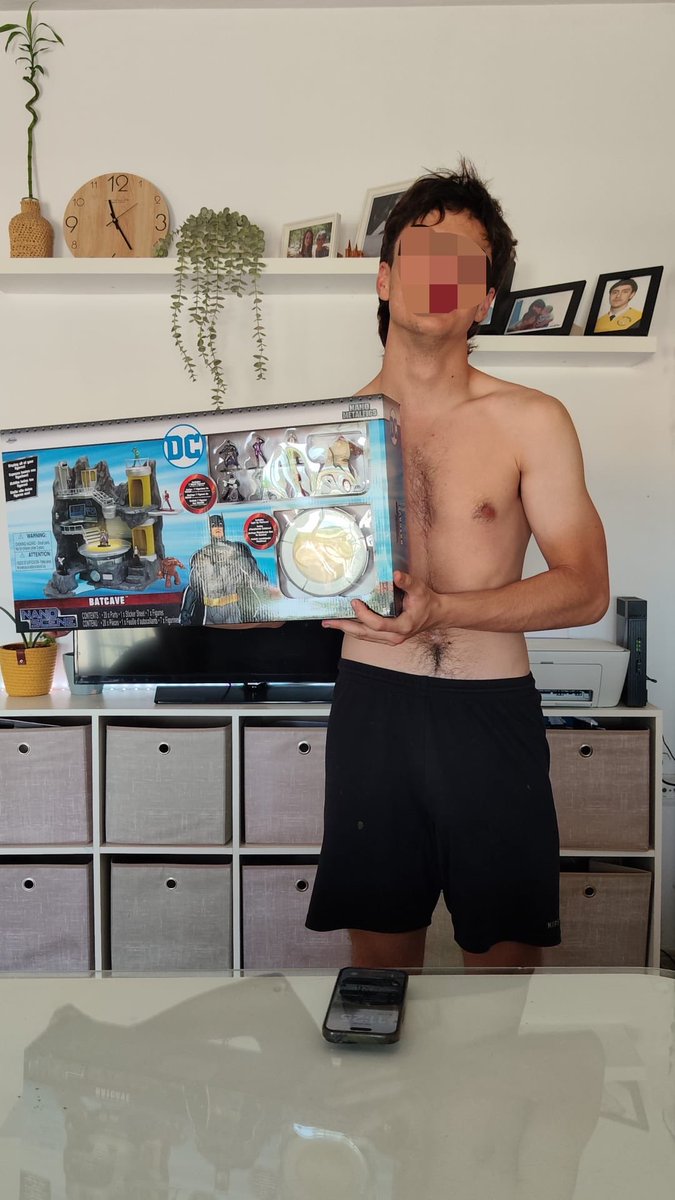 ExtremohyDuroh's tweet photo. A los dos años empecé a pedir la Batcueva, la pedía en navidad, en mis cumpleaños…
Aprovechaba cualquier ocasión para pedirla, pero nunca llegaba.
Hoy con 20 años y con una resaca del quince mi madre me ha sorprendido esta mañana regalándomela, gracias mamá 🫏🫂. https://t.co/QQhzxNY2si