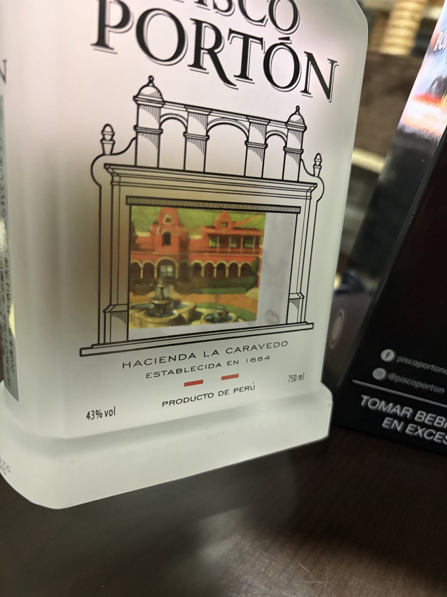 satoshi5653's tweet photo. ボーナス出たので、ご褒美にPISCO PORTON(ピスコポルトン)を買った！初めて。この一瓶にブドウ8キロ以上が入っているらしい。ボトルおしゃれ。 https://t.co/yDK2PFf0bj