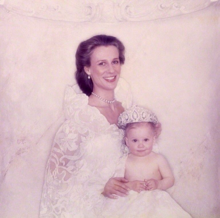 TheTiaraSlipped's tweet photo. My all-time favorite picture of the Duchess of Gloucester. I'm wondering who came up with the idea of putting her tiara on the adorable Lady Rose.

Happy 80th Birthday today! https://t.co/6hmQZwJxOc