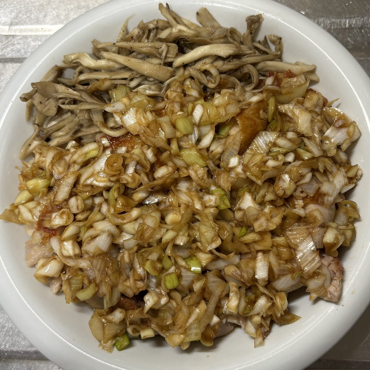 1game_ryu's tweet photo. 今夜の自作おつまみ
(ねぎで見えないけど)チキンステーキねぎまみれソース舞茸ソテー添え
#男の料理 #お酒のおつまみ https://t.co/b7eEpNUoPG
