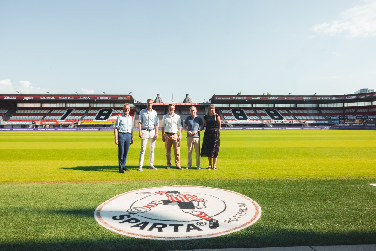 rubenbrekelmans's tweet photo. Een voetbalclub is veel meer dan 90 minuten in het weekend.

Juist nu velen van ons bezig zijn met voetbal, brengen we een bijzonder bezoek aan @SpartaRotterdam en de maatschappelijke stichting De Betrokken Spartaan. 

Met allerlei projecten stimuleert de @SpartaBetrokken kinderen en jongeren te sporten. Het helpt mensen met opleidingen en werk. En het versterkt zelfs de digitale weerbaarheid van jongeren.

In totaal nemen jaarlijks meer dan 100.000 mensen deel aan deze projecten. Zo draagt de club in Spangen, Delfshaven en daarbuiten echt een steentje bij aan kansengelijkheid.

Met dit soort initiatieven geeft het Nederlandse voetbal niet alleen veel fans een mooi weekend, maar is het ook waardevol voor de maatschappij.

Een tour door het stadion van de oudste betaaldvoetbalclub van Nederland betekent ook mooie tradities. Ik snap wel dat mijn collega @JanStruijs hier graag op de tribune zit.

Nu eerst een paar weken het Nederlands elftal aanmoedigen, en daarna weer op naar een mooi seizoen. Sparta, veel succes met alles en bedankt voor de gastvrijheid!
