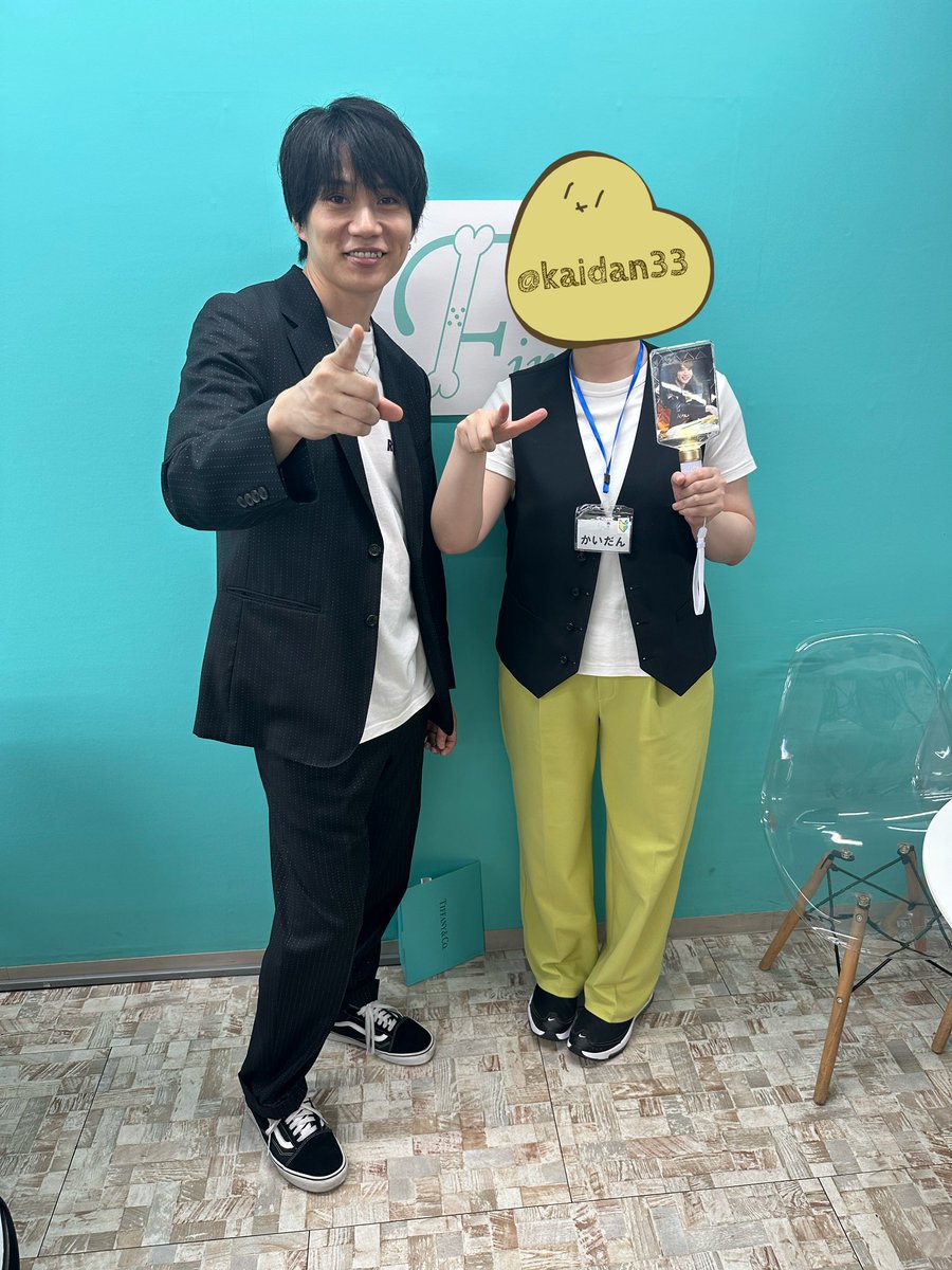 kaidan33's tweet photo. 🔦新しいペンライトを手に入れたぞ！

こちらは立体物は入らないものの、L版の写真やアクスタを入れることができるのだ！！！こちらも好きな色で光らせることができます✨

そしてかさばらない！！！よい！！！

今日のイベントでもつかいました🎤🐹 https://t.co/Wpmr7VZgiq