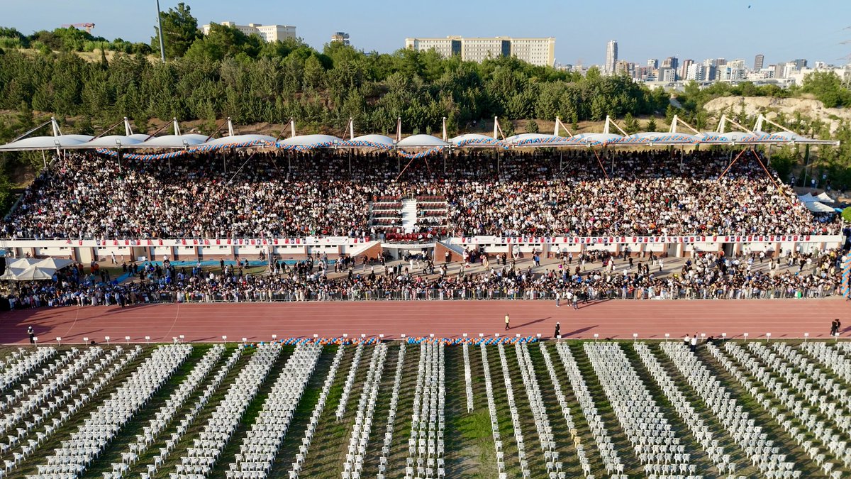 meukurumsal's tweet photo. On Binler Yerini Aldı, Mezunlarımızın Coşkusuna Ortak Oldu ✨🎓

2026 Yılı Mezuniyet Törenimiz, mezunlarımızın kortej geçişi yaparak tribünleri selamlamasıyla devam etti 🇹🇷

#MersinÜniversitesi https://t.co/HsqlXGidXX