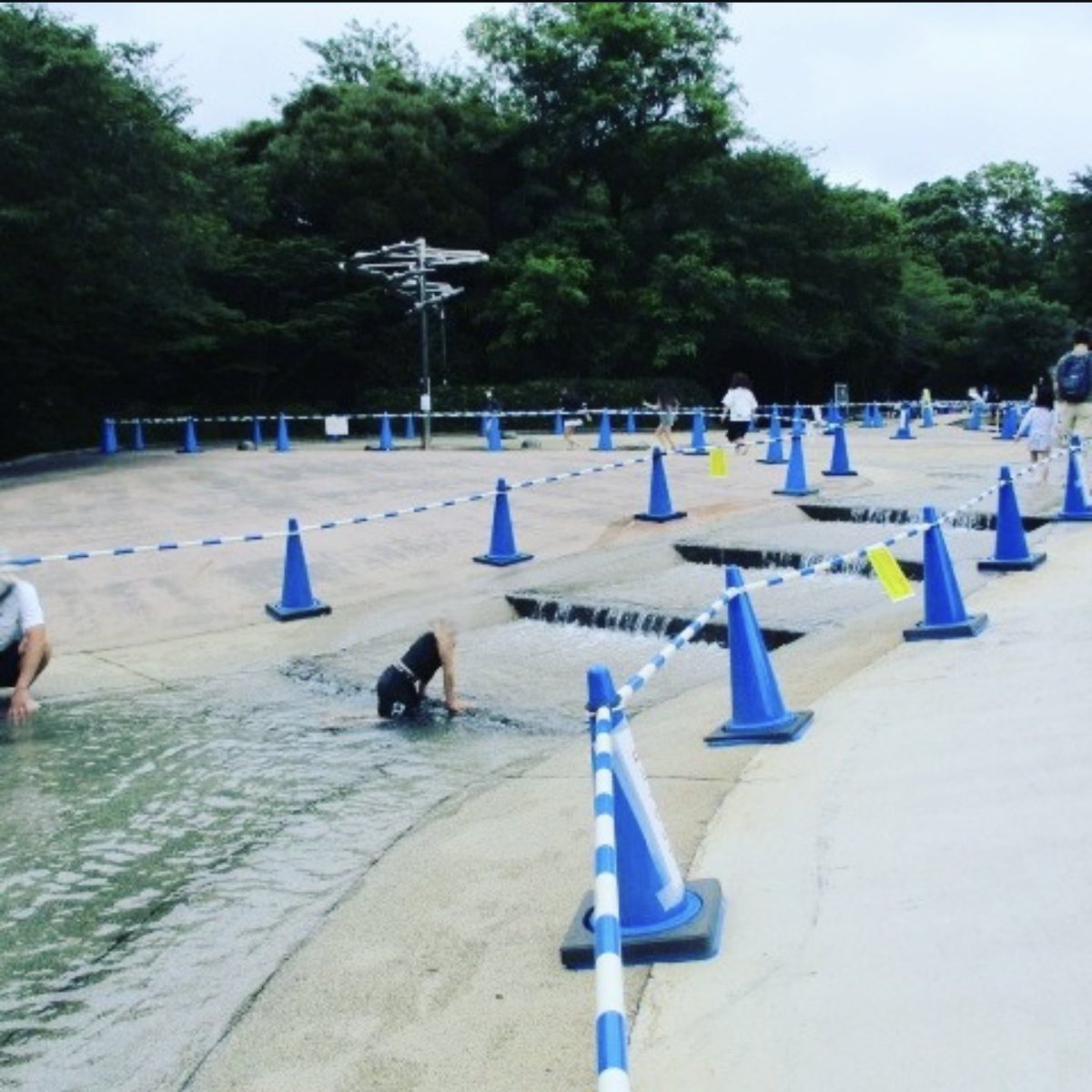 tishikawa42's tweet photo. 近所の公園のSNSが配慮しすぎて、楽しい水遊び場の写真のはずが モキュメンタリーホラーの質感になってた https://t.co/iQO7HYvSY2