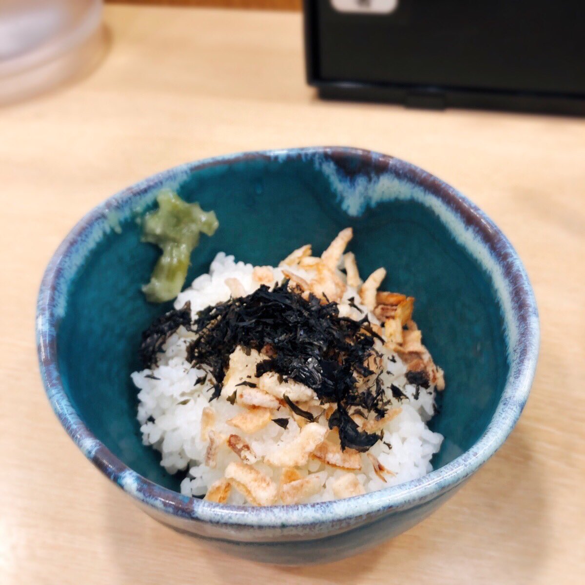 nyan_geboku's tweet photo. 麺屋いちょう
冷やし煮干しらぁめん
TP生岩海苔 〆ごはん

50円と思えない生岩海苔の盛りっぷり
器も冷えた煮干しスープとの協演

自家製平打ち麺は締められ
コシがあり生岩海苔をよく乗せる

〆ごはんの山葵の新鮮な風味
熱で蘇る煮干し感
経験した事ない美味しさだった

ご馳走様でした🙏

ALTも👀↓ https://t.co/TtjDRERuNV