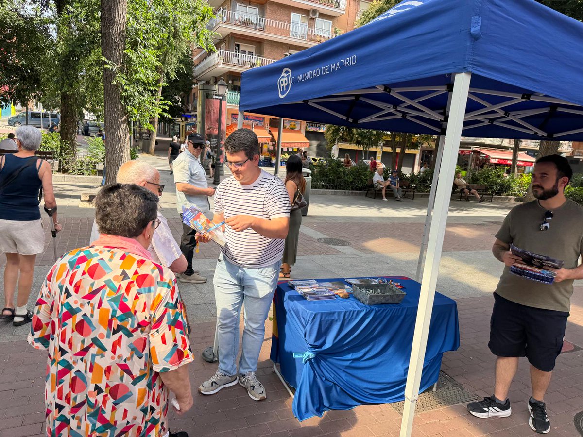 PP_Villaverde's tweet photo. Las mejores ideas y las conversaciones más importantes suelen surgir a pie de calle. Esta mañana compartimos un buen rato con los vecinos en el Paseo Alberto Palacios de Villaverde Alto. Gracias por vuestra cercanía, vuestras propuestas y vuestro compromiso con el barrio. https://t.co/rV2b6OWsRv