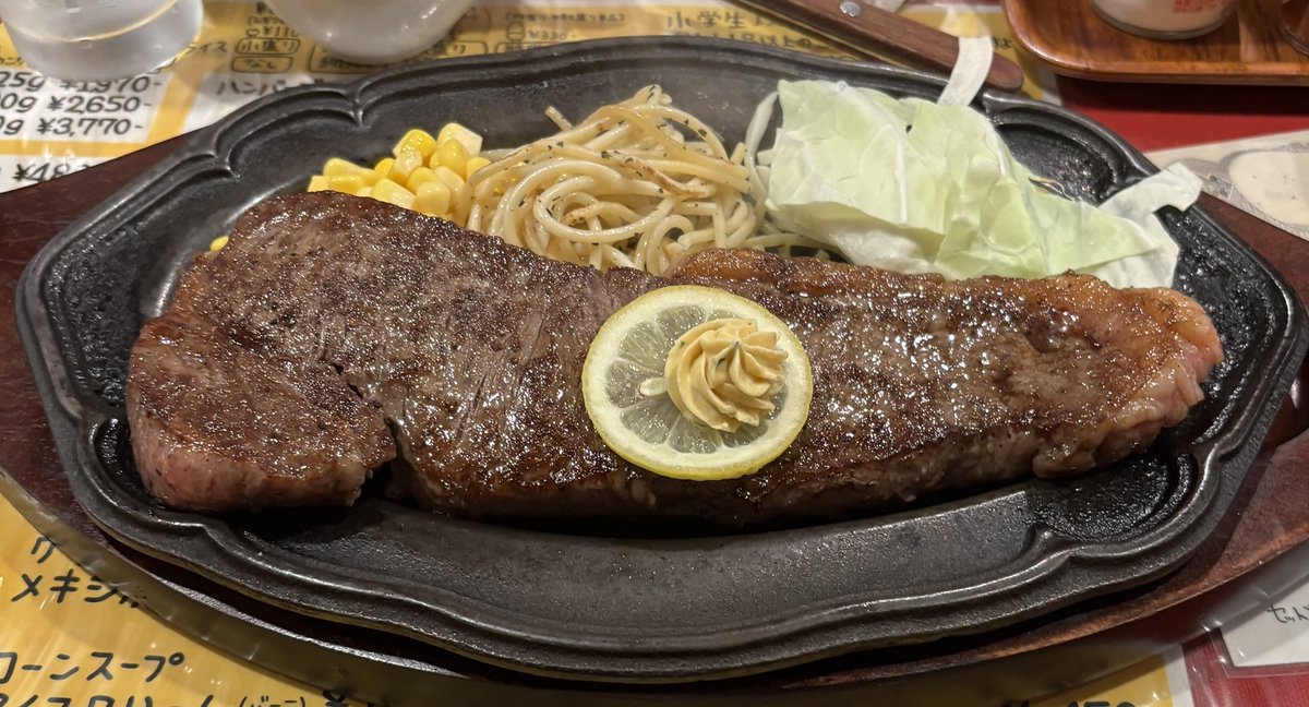 shippu_810's tweet photo. 今日は少しイヤなことがあったりイライラしたので全てを忘れるためにデカい肉を食いました
やっぱデカい肉だよな
デカい肉は全てを解決してくれる
強い男になりたければデカい肉を食え https://t.co/Nm0VZ2OAMs