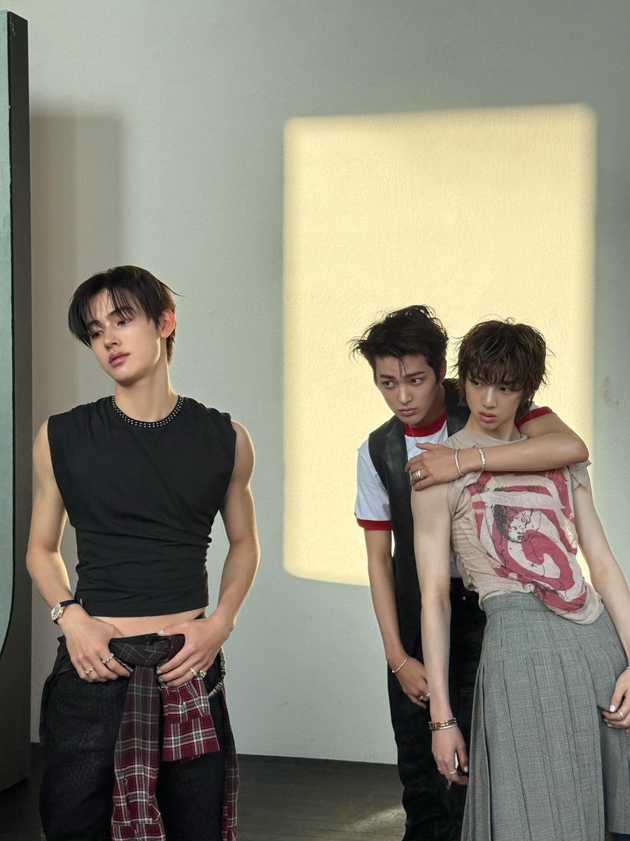 syadeeran's tweet photo. kalo pacarnya secantik ini siapa sih yang gamau ngekepin? iyaa kekepin aja pacar lu yang cantik bang, kekepin aja, punya lu doang emang, yang depan juga pacarnya ya bang? asikk pacaran bertiga ya bang https://t.co/wKVO639jbr