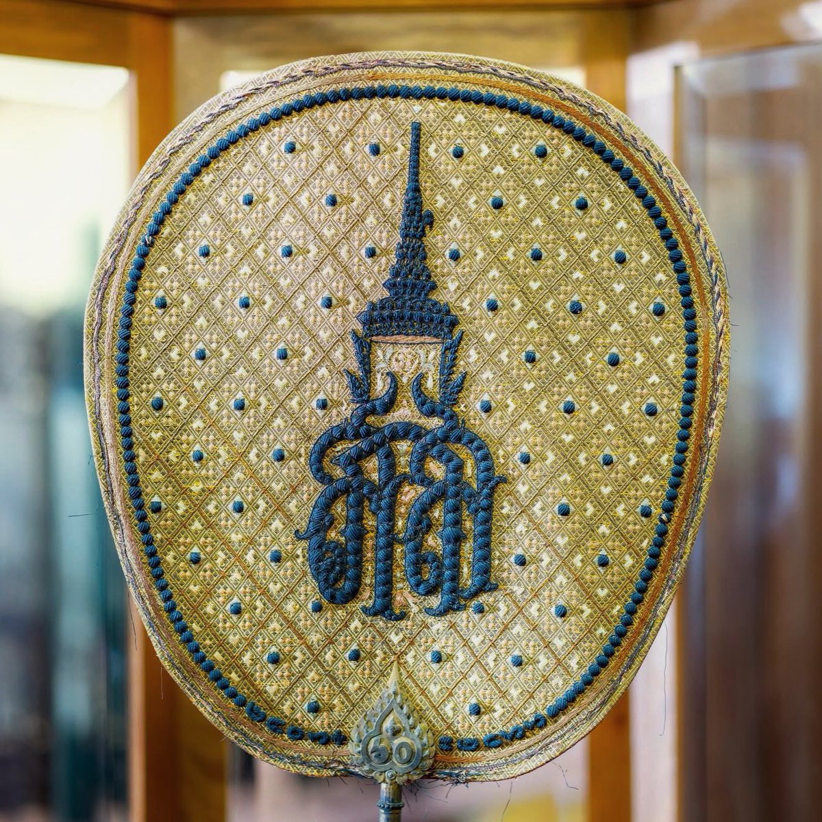 pradhom's tweet photo. ตราประจำพระองค์ที่ชอบในเชิง design ลำดับต้น ๆ

1. สผ / สมเด็จพระนางเจ้าเสาวภาผ่องศรี พระบรมราชินีนาถ
2. สสภ / พระอรรคชายาเธอ พระองค์เจ้าสายสวลีภิรมย์
3. น ในดวงใจ / สมเด็จฯ เจ้าฟ้ากรมพระยานริศรานุวัดติวงศ์
4. สส / พระเจ้าวรวงศ์เธอ พระองค์เจ้าโสมสวลี

ภาพรวมคือลงตัว เรียบร้อย สวยงาม อีกทั้งแสดงความเฉพาะตัวของเจ้านายแต่ละพระองค์