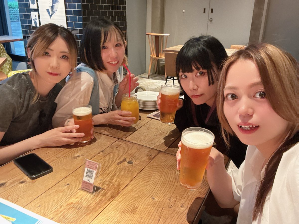 llpp_mel's tweet photo. 今日はありがとうございました💜

久々のイベント踊り切れてよかったです…！愛に来てくれた方と話せて、帰って来たなあと実感しました🫶

イベント後にみんなに付き合ってもらって初めてハロショに行ってきました！そして人生初のアクスタデビューしちゃいました😈🧡

とっても充実した一日でした🫰🏻 https://t.co/PJjeJ5XOkm