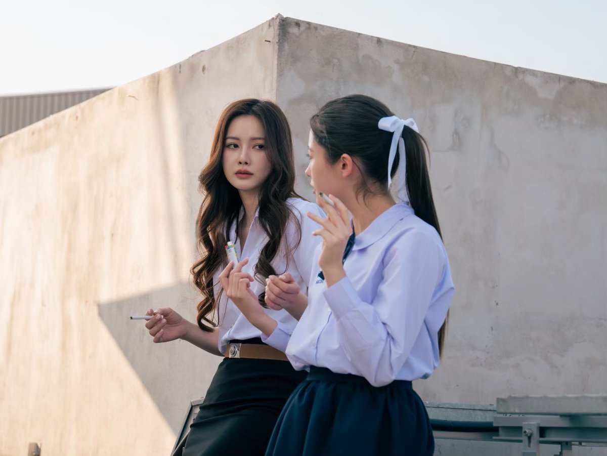ManGu_Magazine's tweet photo. เรื่องย่อซีรีส์ Girl Love “ Shades เด็ก เรียบ ร้าย ” EP.3

                 เฉดสาม : Anger

      การสูญเสียแม่และถูกพ่อทอดทิ้งทำให้ “เบลล์” (นิกี้ วรินทร์รัตน์ ยลประสงค์) รู้สึกไร้ค่า ซ้ำร้ายอดีตที่เคยขโมยของจนโดนไล่ออกจากโรงเรียนเก่า ยังกลายเป็นกำแพงหนาให้เธอเลือกปิดกั้นตัวเองจากทุกคน

      เมื่อย้ายมาโรงเรียนใหม่ “เบลล์” ยังคงไม่แคร์ใคร แต่กลับได้ความเข้าใจจาก “ครูนลิน” (มุก วรนิษฐ์ ถาวรวงศ์) เข้ามาช่วยให้เธอเริ่มเปิดใจกับโรงเรียนนี้มากขึ้น ขณะที่ “เอิร์น” (อิ๊งแลนด์ ลดามณี รัตนพรวารีสกุล) ถูกกดดันให้ทำคอนเทนต์ 18+ หนักหน่วงกว่าเดิม

      ด้าน “เจน” (ปุยฝ้าย ธาราทิพย์ ใบแสง) และ “นาโน” (พลอย จุฑามาศ ปกรณ์วรวงศ์) ได้ปรับความเข้าใจกันในเรื่องที่เข้าใจผิด ส่วนความสัมพันธ์ของ “เบลล์” กับ “เอิร์น” ก็ใกล้ชิดกันมากขึ้น เช่นเดียวกับ “เอมี่” (โอปอล กุลวิภา งามสุขเกษมศรี) และ “โซฟี” (มิ้นท์ เบญจมณี วัชรวสุธาร) ซึ่งทุกความสัมพันธ์กำลังถูกจับตามองโดย “ครูนลิน”

      ติดตามเรื่องราวสุดเข้มข้นได้ใน "Shades เด็ก เรียบ ร้าย..." เวอร์ชัน Uncut ทุกคืนวันเสาร์ เวลา 20.00 น. รับชมฟรีทาง YouTube : FRT Entertainment

#ShadesGL 
#Shadesเด็กเรียบร้าย
#FRTentertainment
