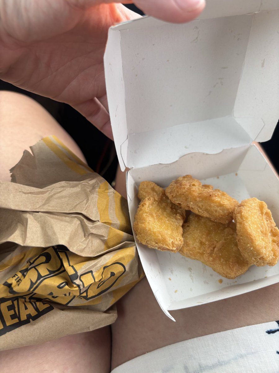 Ellssz's tweet photo. @McDonaldsUK 
Ermmm not quite what I’d expected 🤦🏼‍♀️ https://t.co/esqV1y03f8