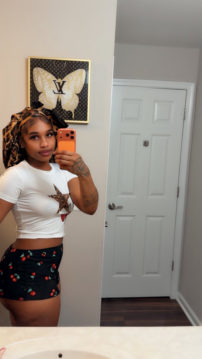 Only1akia_'s tweet photo. Hair tied chilling w no makeup🍒 https://t.co/kyig2sotnl