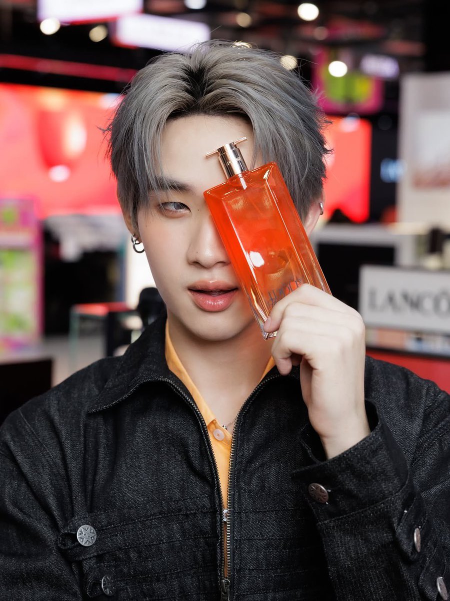 HongofficialTH's tweet photo. 🍦IG — hongshihoshi Posted
🗓 20 / 06 / 26

Mamacita, you’re my Idôle type, I’m in love with you 🧡🍑🌹

#IdolePeachnRoses
#IdolebyLancome
#LancomeFragrance
#LancomeThailand
@.lancomeofficial

🔗 — https://t.co/ZgOBbld4qi

➖  
HONG AT LANCOME EVEANDBOY
#LancomeIdolexHONG
#hongshihoshi #LYKN