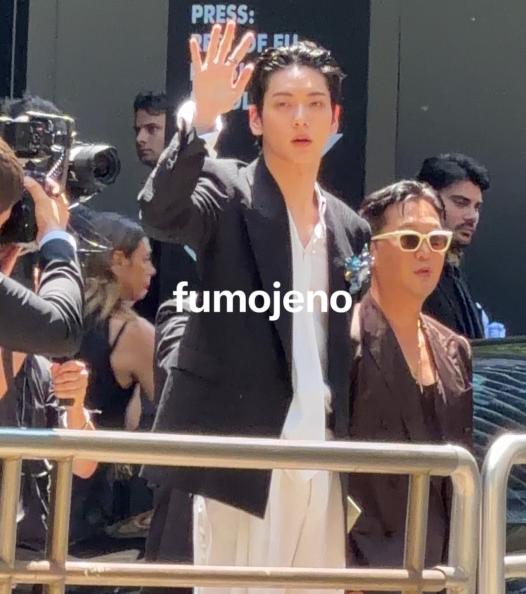 fumojeno's tweet photo. #SOOBINxDOLCEGABBANA 
no non è reale raga sto ancora tremando https://t.co/Def3zWR20g