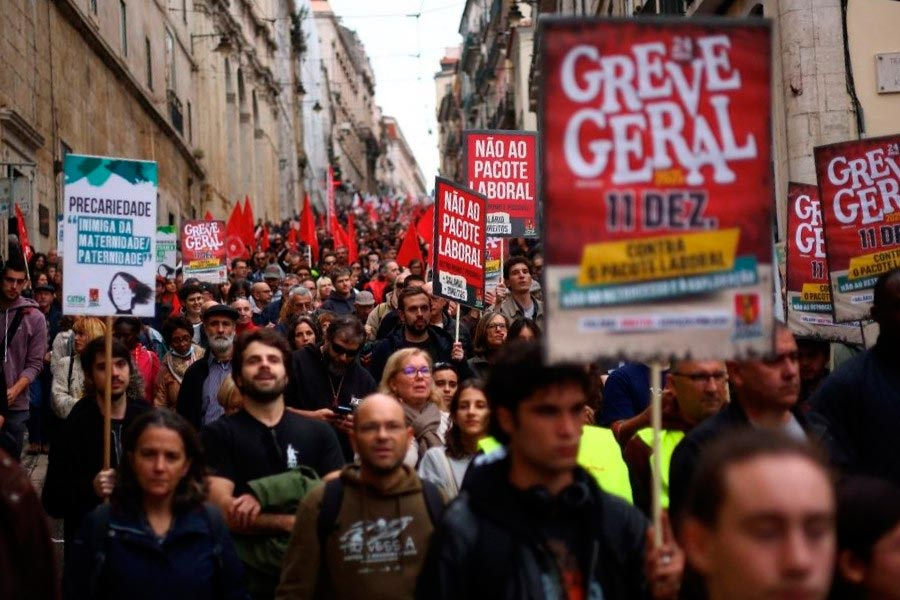 tiendamaluka's tweet photo. Tras dos huelgas generales en Portugal han logrado paralizar la reforma laboral lesiva para los trabajadores. 
Apagón informativo en España para que no cunda el ejemplo y vergüenza para los sindicatos mayoritarios amarillos de este país https://t.co/kMOclBeGC5
