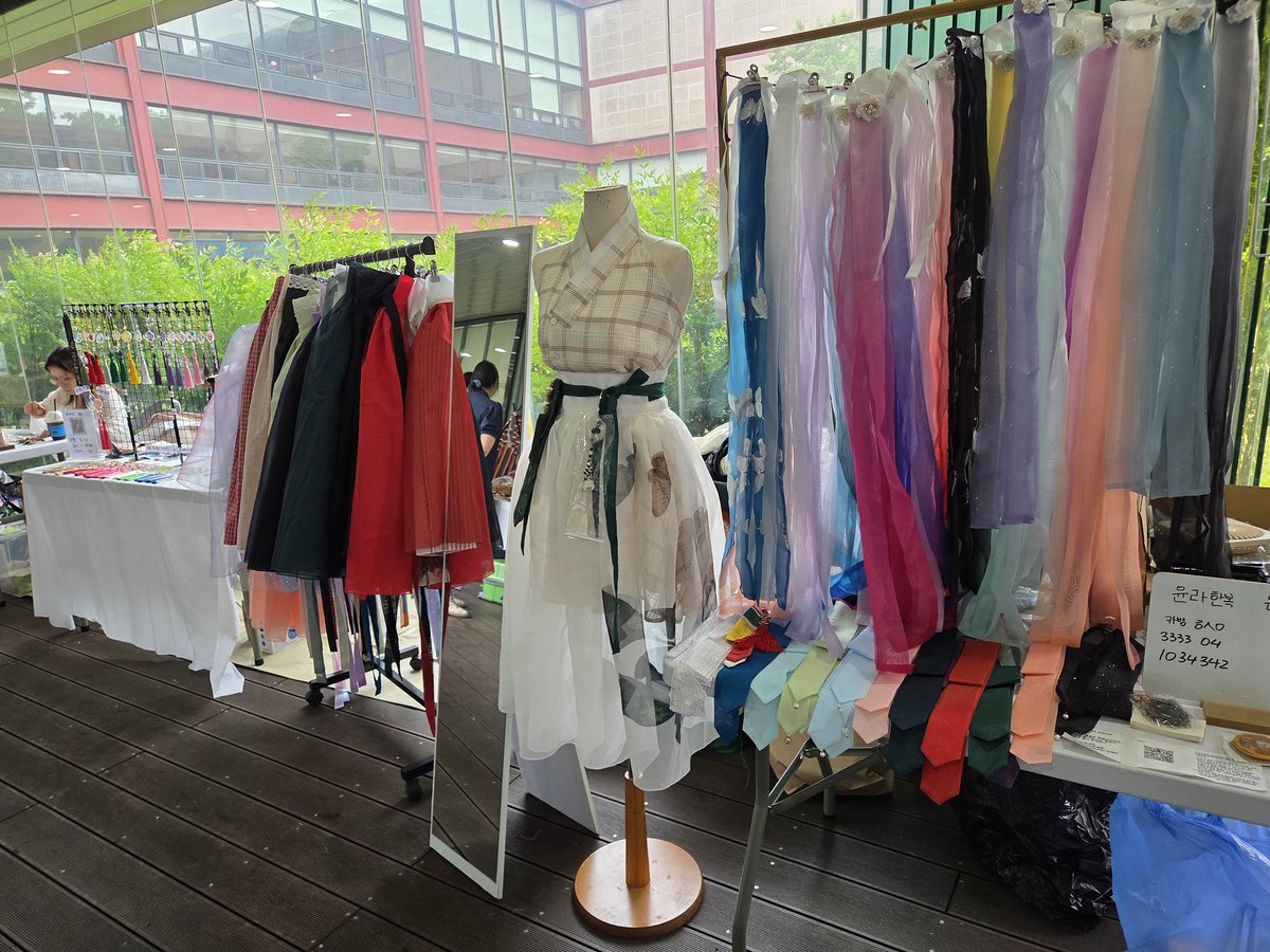 Yunra_Hanbok's tweet photo. 오늘도 즐겁고 힘차게 저잣거리 2일차!
향대감님은 멀찍이서만 슬쩍 뵙고 만족하려 했는데 마침 저희 부스 앞으로 지나가시다 멈추셔서 슬쩍 뒷모습을 남길 수 있었답니다☺️
내일은 드디어 마지막 날이어요! 쪼끔 아쉬워 예정에 없던 이벤트를 준비했는데요~~많이들 좋아해주셨던 무작위보따리! https://t.co/RkxCuVYDEQ