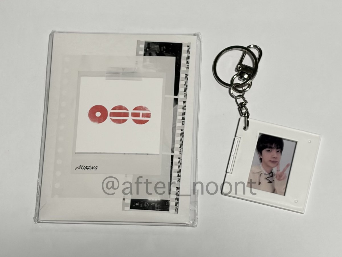 After_noonT's tweet photo. (แจกให้อาร์มี่) เนื่องจากได้บัตรคอนแล้ว แจกอัลบั้ม Arirang weverse ver. การ์ดครบ พร้อมพวงกุญแจ สุ่มจากรีทวิตเท่านั้นค่ะ สุ่มวันพรุ่งนี้ 19.00น. #BTS_WORLDTOUR_BANGKOK https://t.co/KibEepxC5q