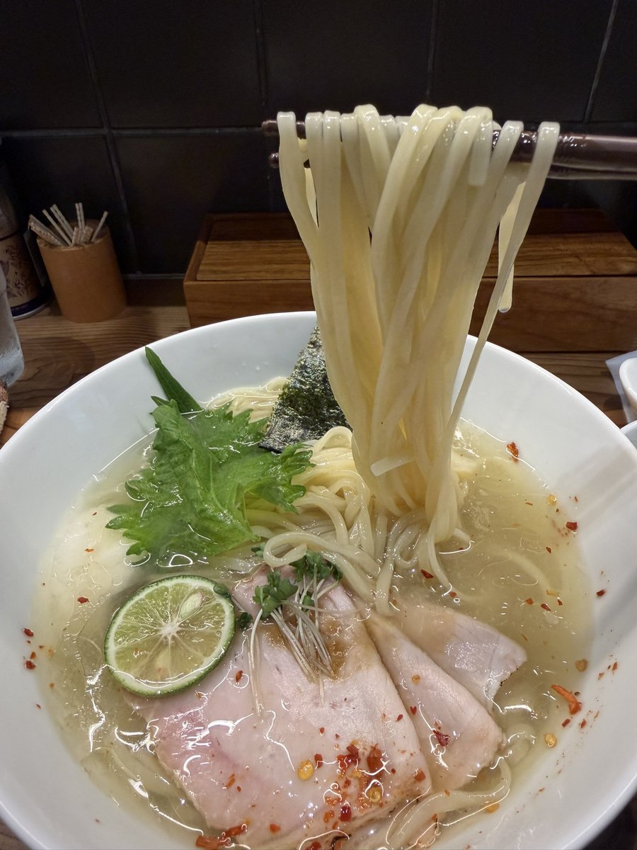 pankapi_chan's tweet photo. らぁ麺やふぢとらさんへ
限定わさびの冷やしらぁ麺を
仄かに、確かにわさびの風味を
味を感じる分厚い厚みの旨いスープ😍
わさびのツンとした香りが
良き清涼感を感じさせなんとも涼やか👏
よく締められたツルモチの滑らか麺に
絶品チャーシュー
とても完成度の高い
めちゃくちゃ旨い冷やしです👏✨✨ https://t.co/DFaGoJCSqu