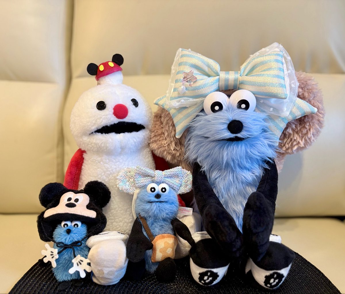 RINGO86_apple's tweet photo. おみやげで遊ぶスンスンとノンノン🩵❤️

#パペットスンスン #ぬい撮り #ディズニー #Suica のペンギン https://t.co/f8TGRpTfM0