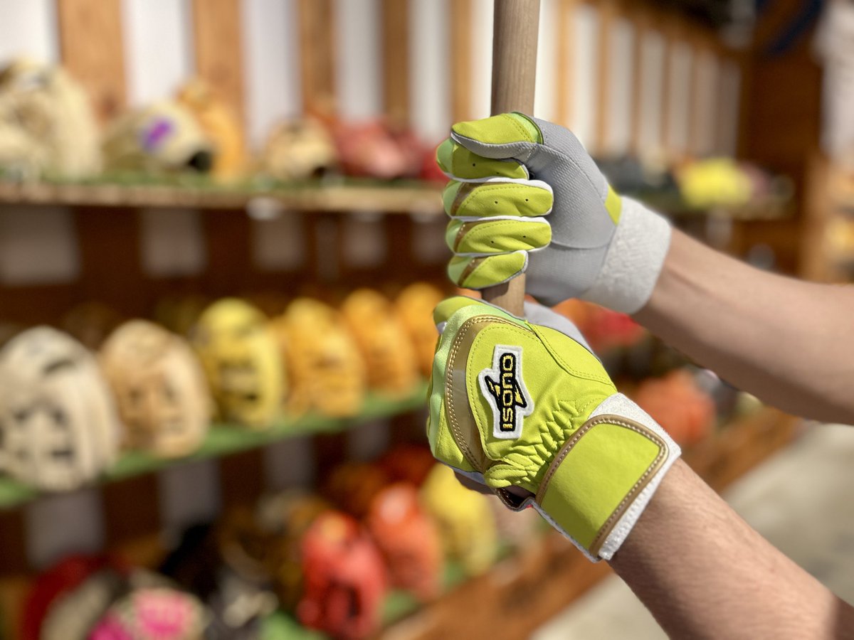 standin2015's tweet photo. 【ISONO】
バッティンググローブ

東日本を中心に高い知名度を誇るイソノ運動具店
『野球用品商社』として長い歴史を誇ります💡

こちらはそんなイソノオリジナルブランド商品！
天然皮革で耐久性とフィット感バッチリ👌
カラーは3色展開！どれも発色が鮮やかでオシャレです😎 https://t.co/uuz0U7XBmo