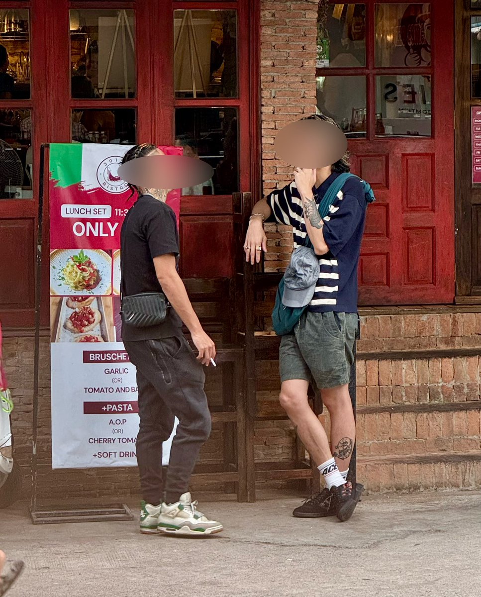 ruuswk's tweet photo. Pattaya Jomtien 17:50
31℃ 🌤️
土曜日なのでタイ人観光客多いです。その中に 多分日本人男性2人組
(入れ墨に半掛けショルダーの典型なんで)  店の前で タバコを排水口にポイ捨て…Pattayaでは犯罪です。
前の店の従業員も 小声で なに人かと…  本当に品格がない  来ないでください。 https://t.co/rkTW8Zp1l7