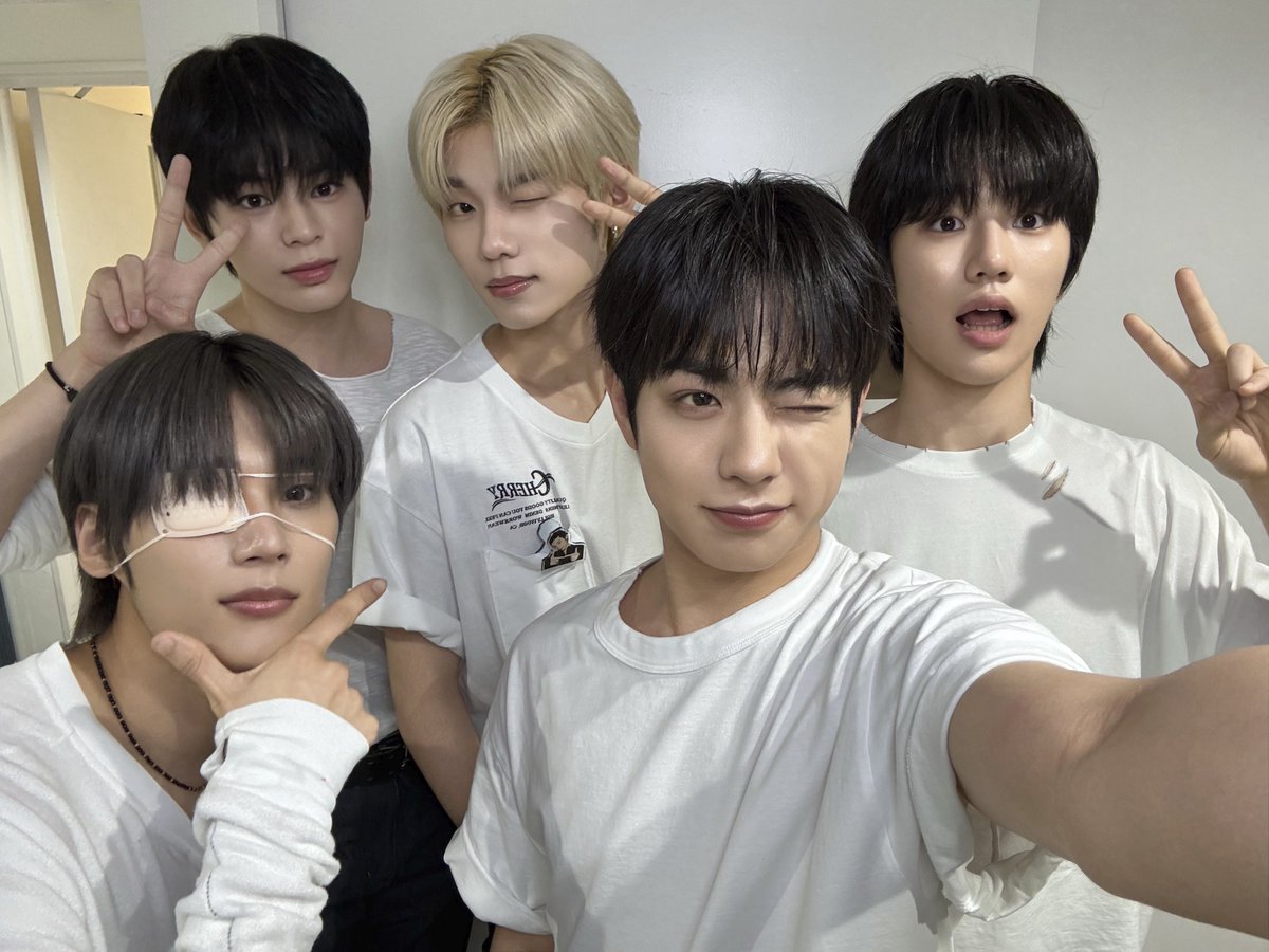 EVNNE_jp's tweet photo. [📣]

EVNNE 1st Single [Backtalk]
対面イベント♡ᵎᵎᵎ

ENNVEのみんなとたくさんお話しながら
笑顔いっぱいな1日でした˃ᴗ˂

雨の中来てくださった皆さんありがとうございました！！🖤
明日の東京で会いましょう💨

#EVNNE #イブン  #이븐  
#뱉어 #뱉어_Backtalk https://t.co/1T0utAjQrp