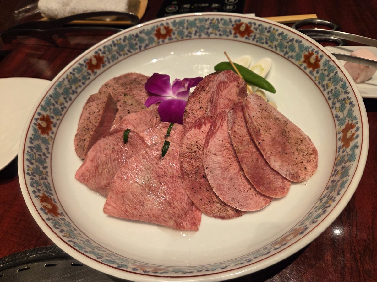 hipoka3's tweet photo. 娘が初任給で叙々苑に連れてってくれました🥰
お肉おいしかった😄
最後にサプライズも✨ https://t.co/isJ2pHVZAE