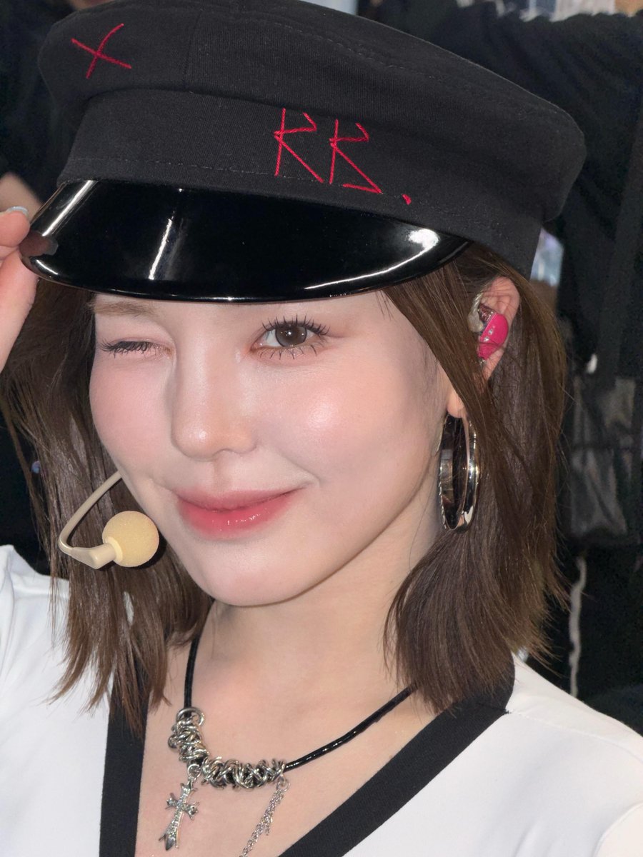 __niziumako's tweet photo. どの衣装のマコちゃんも輝いていて登場のたびに大歓喜涙涙涙も大感動本当にすてきマコちゃん😭😭😭 https://t.co/Obq5qAOiWH