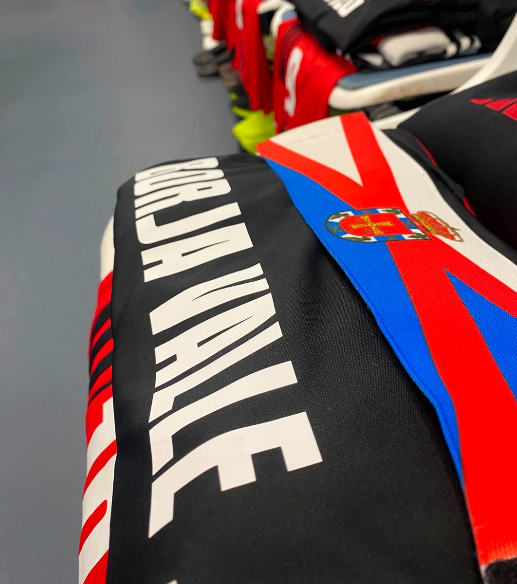 SDP_1922's tweet photo. Nuestro escudo. Nuestra bandera. Nuestra camiseta. ¡Vestuario preparado!💪💪💪
#Adelanteyarriba
#SomosDeportiva https://t.co/I53SgOsO9w