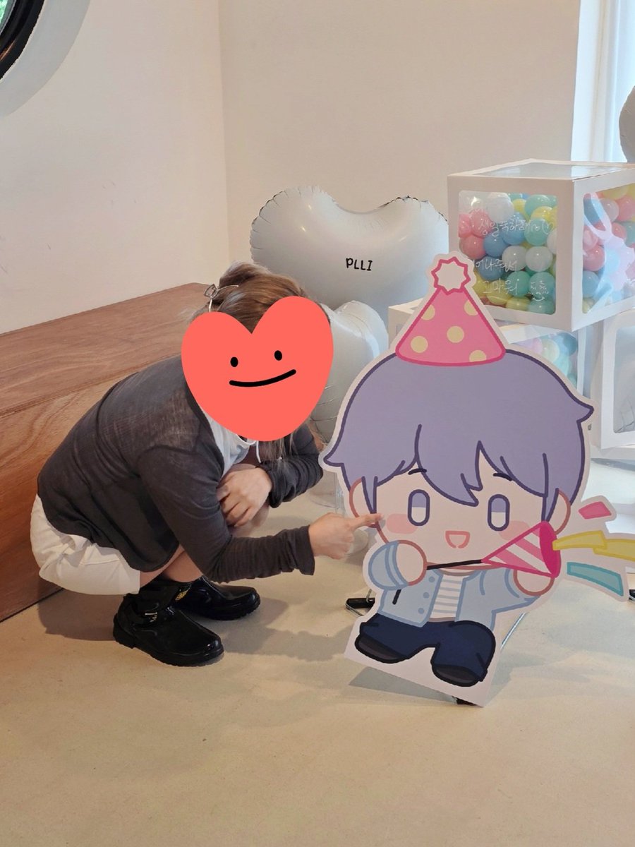 plvddwn's tweet photo. 플리생일 담날인 오늘 야무지게 즐기고온 십카페🥳
예라인으로 가서 서로 스티커 뽑아주고 
각자 최애 축하 메세지도 잘 찾아옴💙🖤 https://t.co/Aj89g23ii2