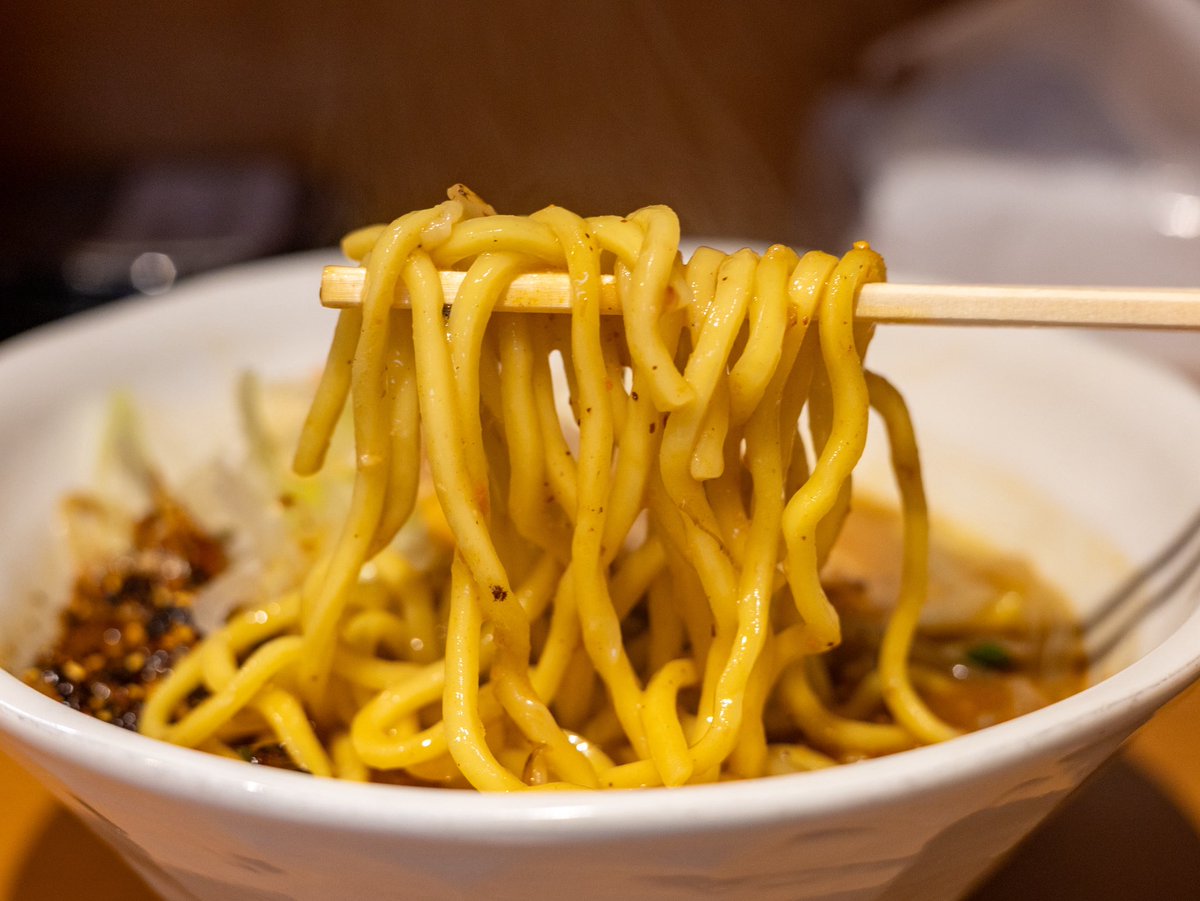 ramental_net's tweet photo. 三軒茶屋『らーめん蓮』の「辛味噌らーめん」
スープは焦がしの香ばしさとジワ辛なタレを濃厚な動物味噌が支える、コッテリな美味さ。もちもちで甘み豊かな太麺との相性も良く、炙りの香ばしさ広がるチャーシューも美味い！
まずはデフォ推奨だけど、辛いだけじゃない辛味噌が食べたいならアリだ！ https://t.co/rXIUkjQmvU