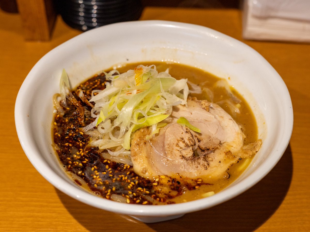ramental_net's tweet photo. 三軒茶屋『らーめん蓮』の「辛味噌らーめん」
スープは焦がしの香ばしさとジワ辛なタレを濃厚な動物味噌が支える、コッテリな美味さ。もちもちで甘み豊かな太麺との相性も良く、炙りの香ばしさ広がるチャーシューも美味い！
まずはデフォ推奨だけど、辛いだけじゃない辛味噌が食べたいならアリだ！ https://t.co/rXIUkjQmvU