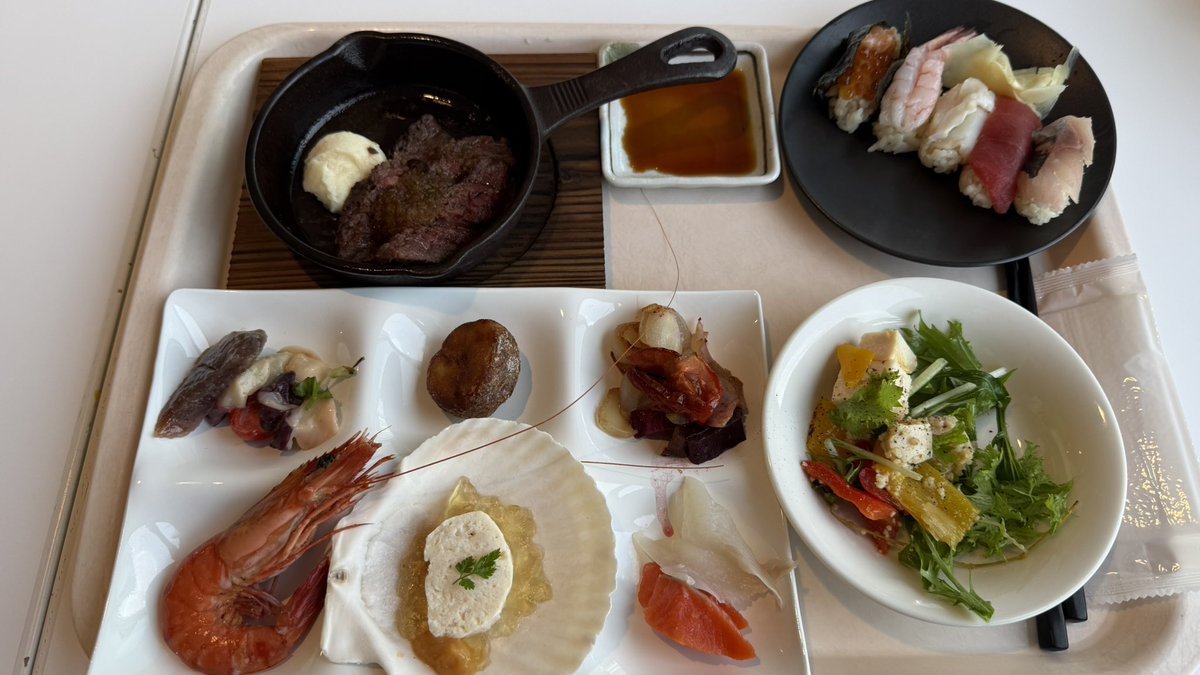 ray_m_h's tweet photo. 部屋からの眺め良き！花火を見るには最高のロケーションだ🎆
料理のビュッフェは種類が多くお腹が一杯。 https://t.co/jLIBoSijbr