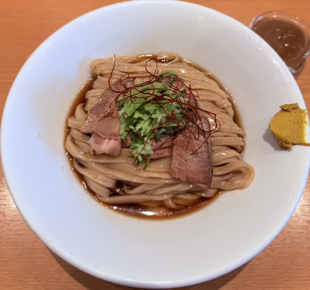 pankapi_chan's tweet photo. 麦の夜明けさんへ
夏季限定冷やし中華
甘味と酸味が絶妙なスープに
もちもちの平打ち麺が旨い
ここに牛脂に牛醤油のカエシ
胡麻ダレなどを加えた
魔法のタレ🪄✨✨
これを加えてよく混ぜ頂きます
旨〜い👏✨✨
牛脂の甘味に胡麻ダレのコクが加わり
唯一無二の冷やし中華に昇華
やっぱり旨いわ👏✨✨ https://t.co/H6MwLF15KY